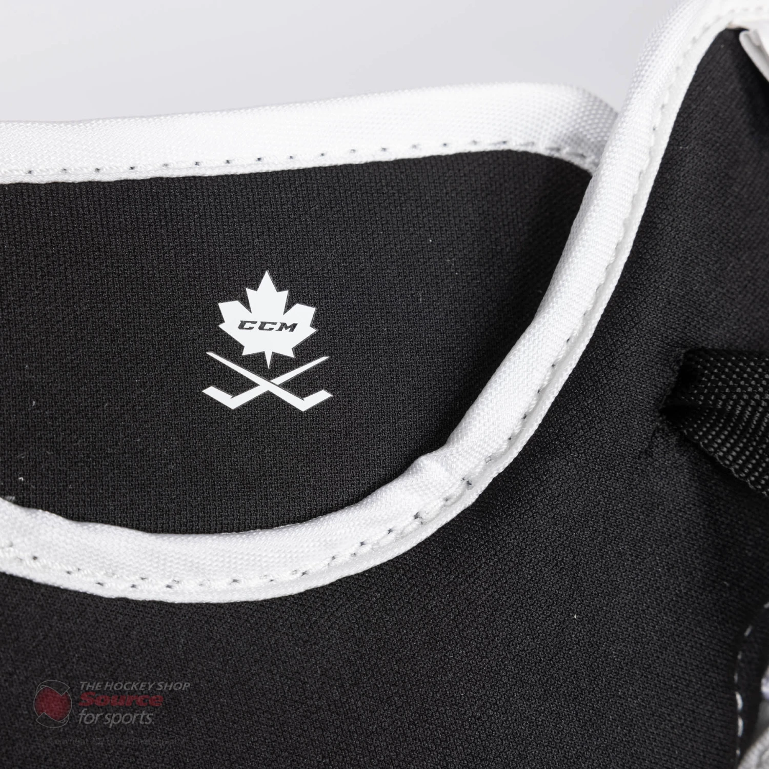 CCM Extreme Flex E5.5 Junior Goalie Catcher - Image 12